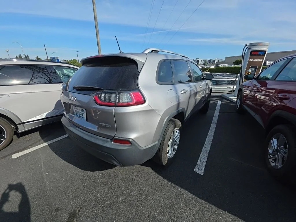 Used 2020 Silver Jeep Latitude image 3