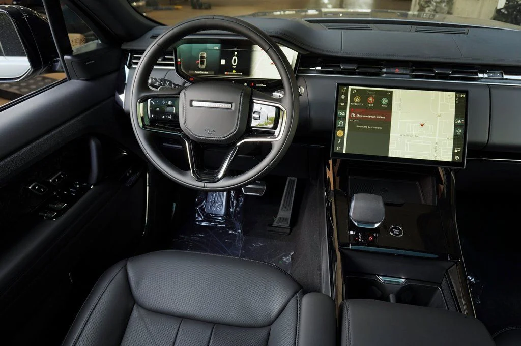 Certified Used 2025 Gray Land Rover Dynamic SE image 14