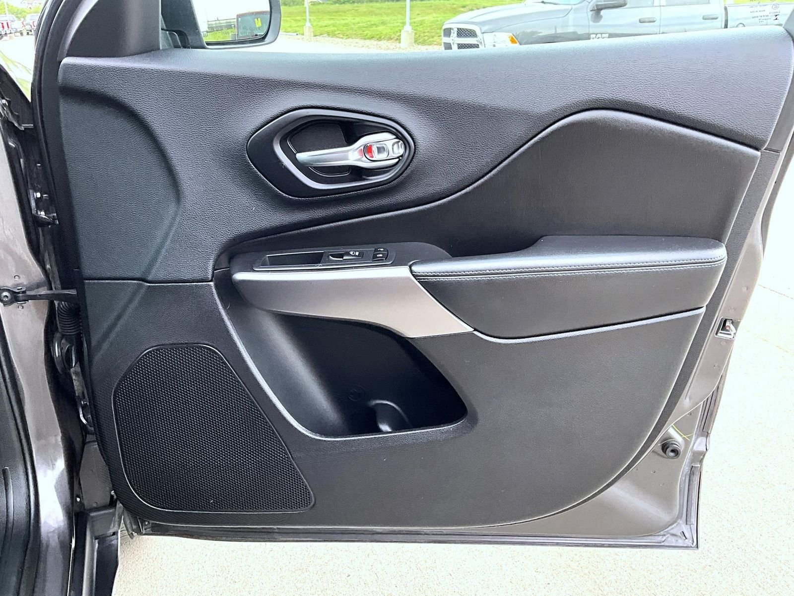 Used 2019 Gray Jeep Latitude Plus image 17