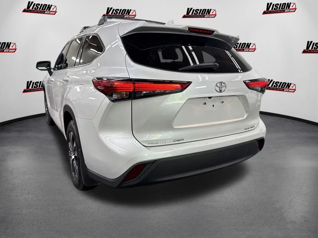 Used 2022 Beige Toyota XLE image 7