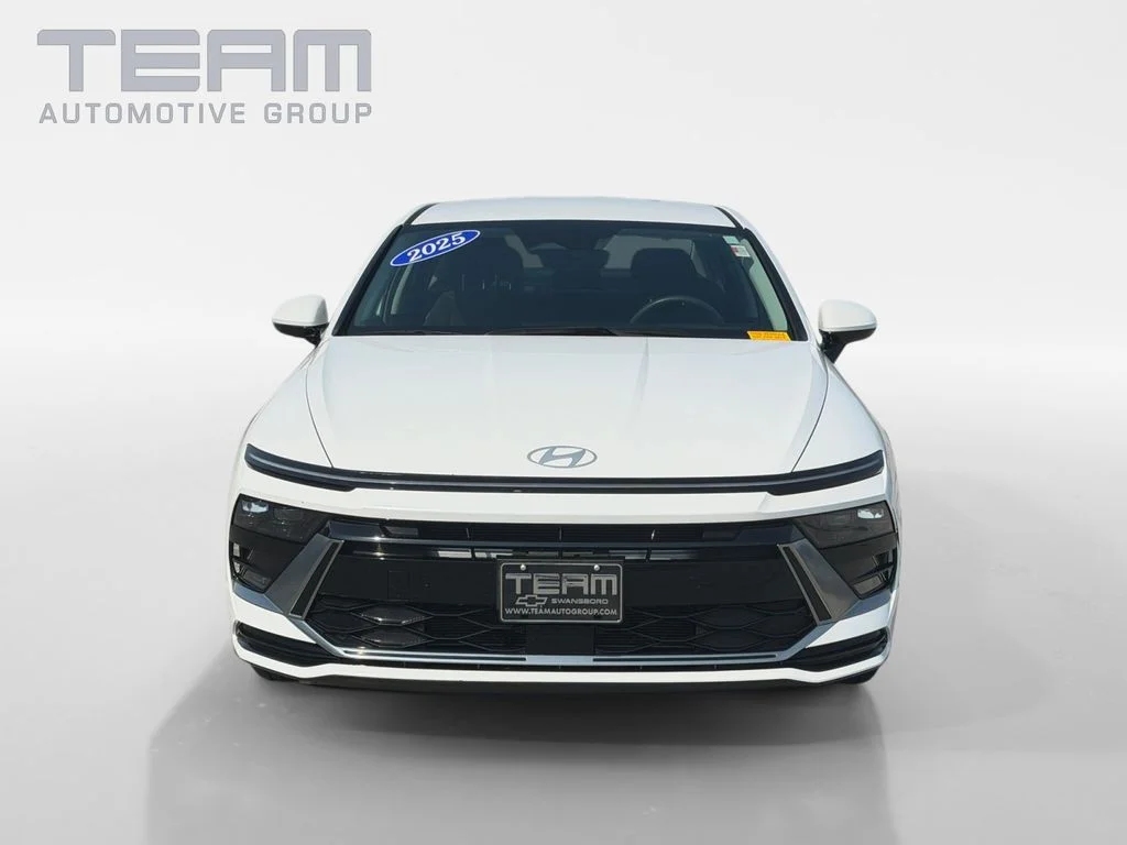 Used 2025 White Hyundai SEL image 2