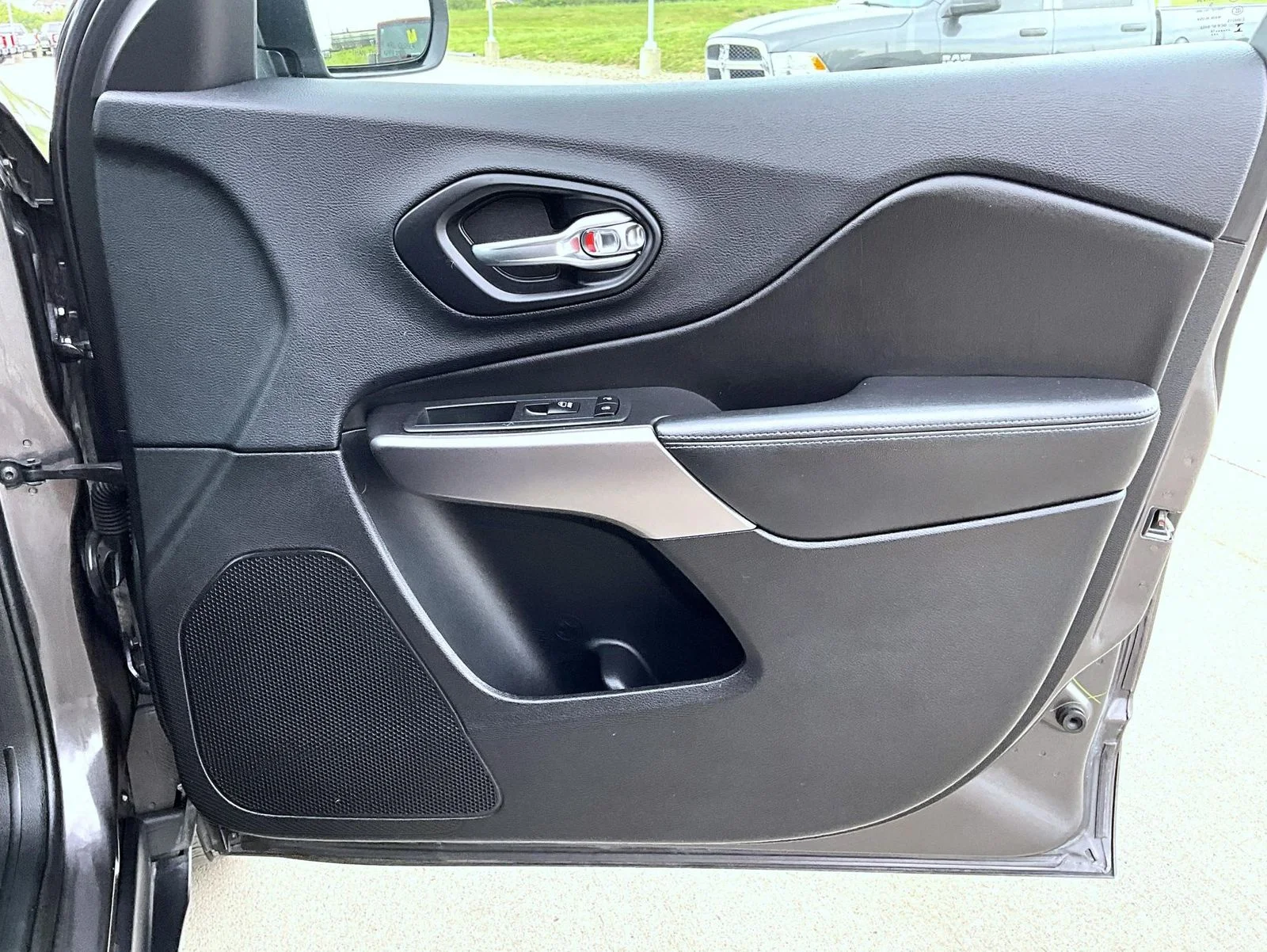 Used 2019 Gray Jeep Latitude Plus image 17