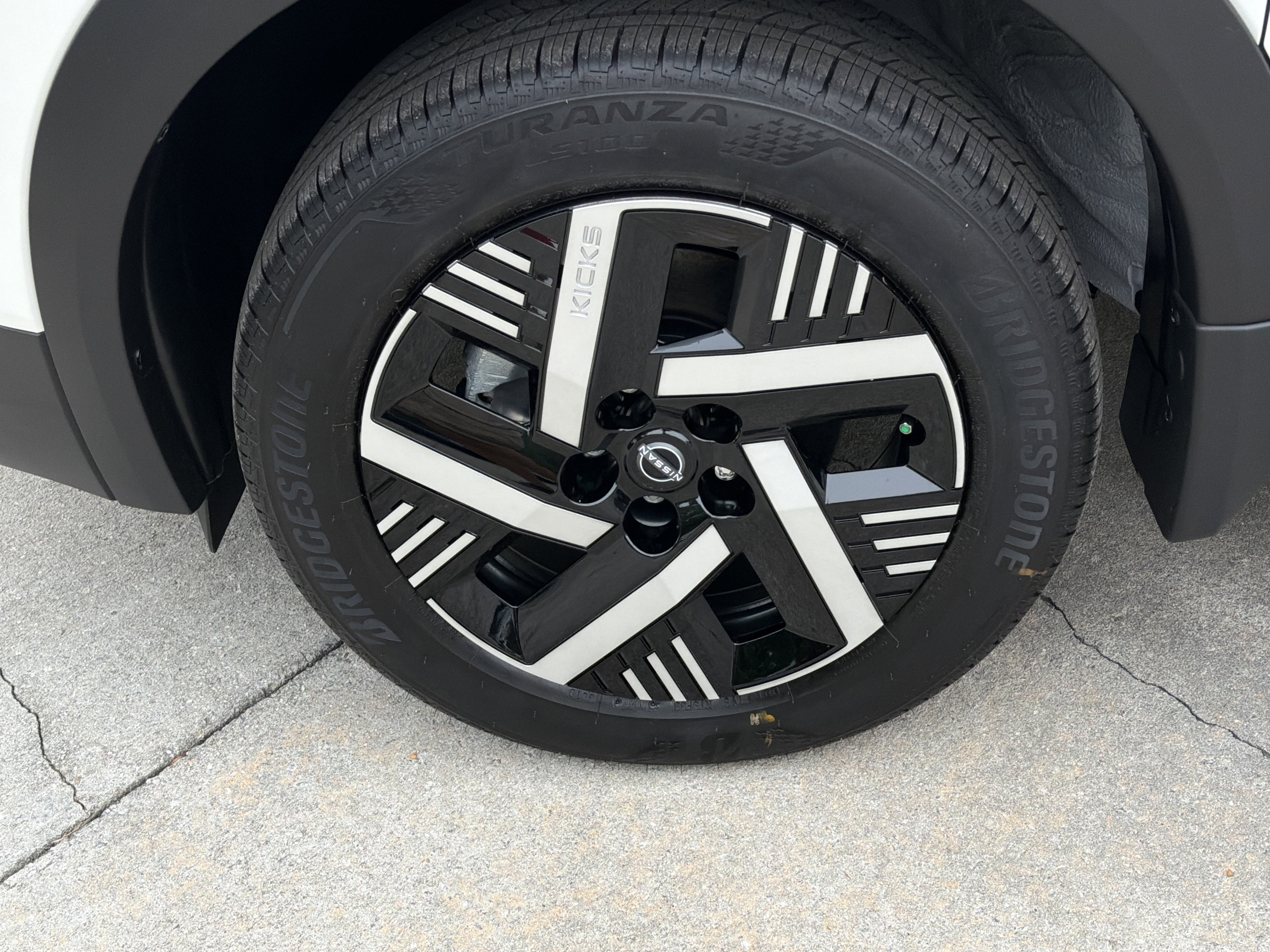 New 2026 Aspen White Tricoat/Super Black Nissan SV image 12
