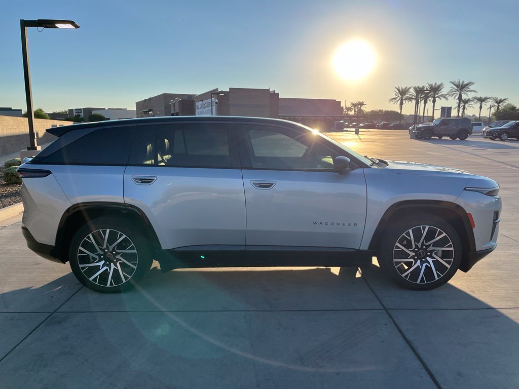 Used 2025 Silver Jeep Limited image 9