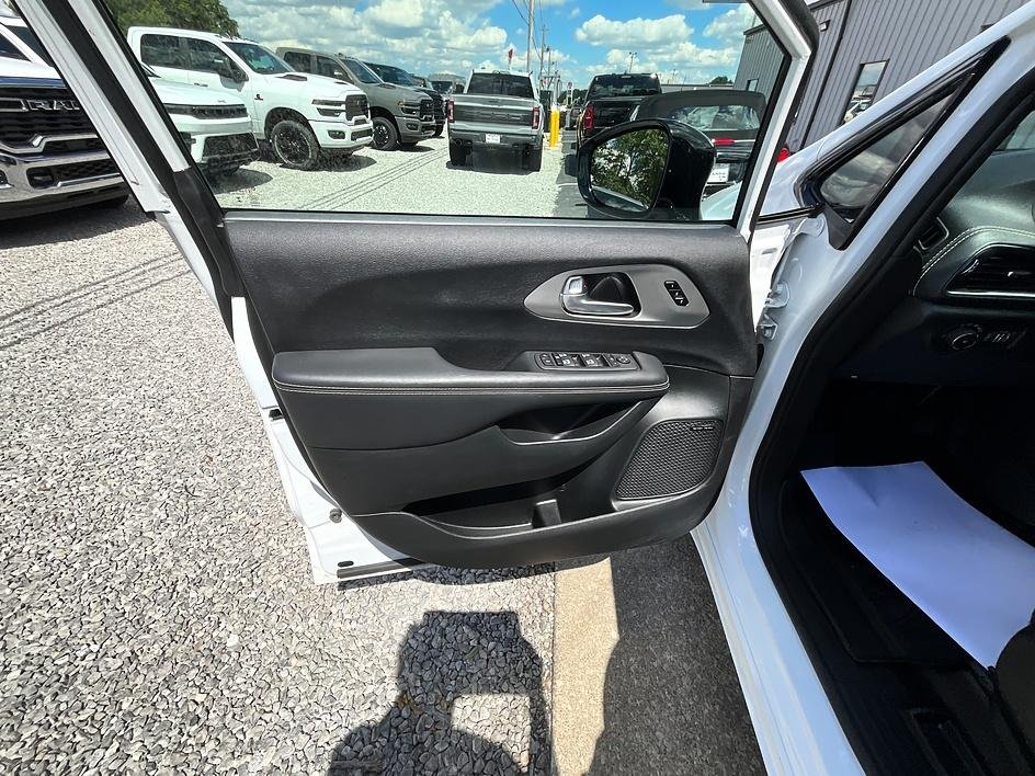 Used 2024 White Chrysler Limited image 11