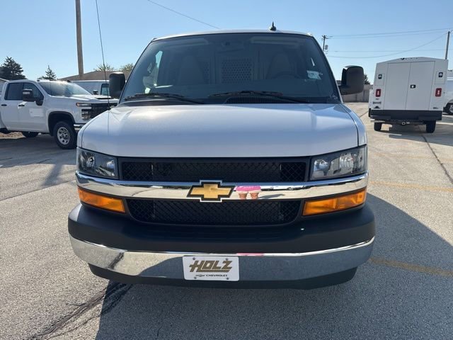 New 2025 Summit White Chevrolet WT image 3