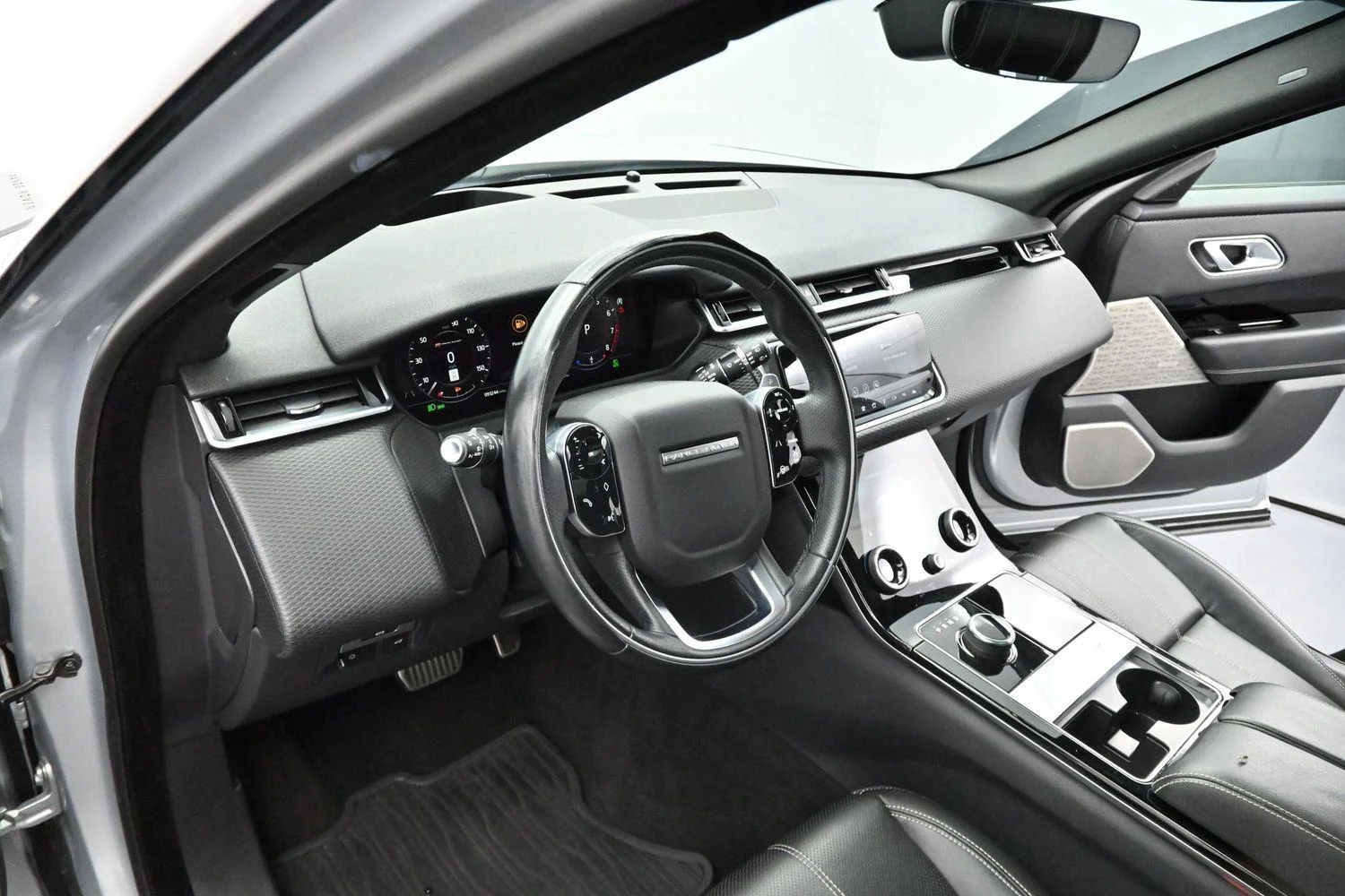 Used 2020 Silicon Silver Premium Metallic Land Rover R-Dynamic S image 13