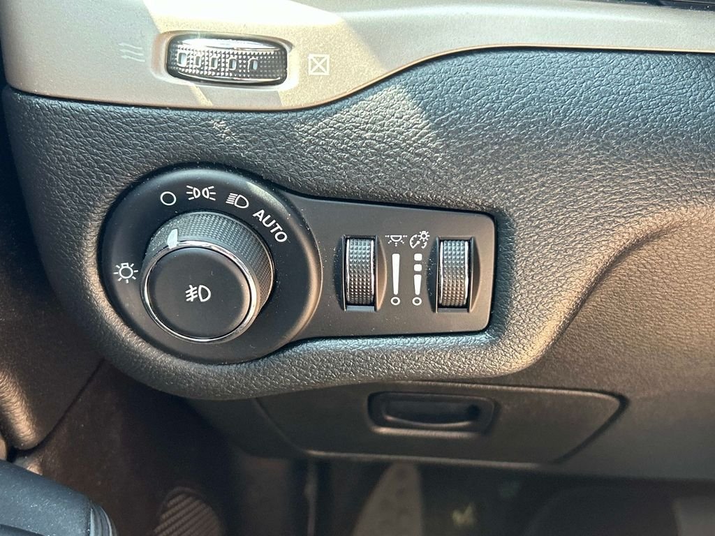 Used 2015 Black Jeep Limited image 26