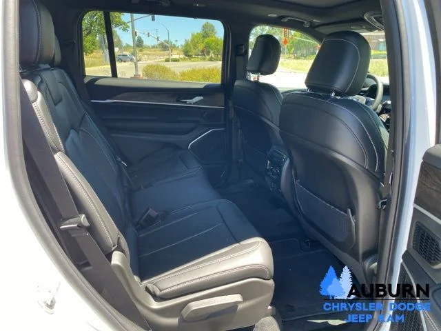 New 2026 Bright White Clear-Coat Exterior Paint Jeep Limited image 17