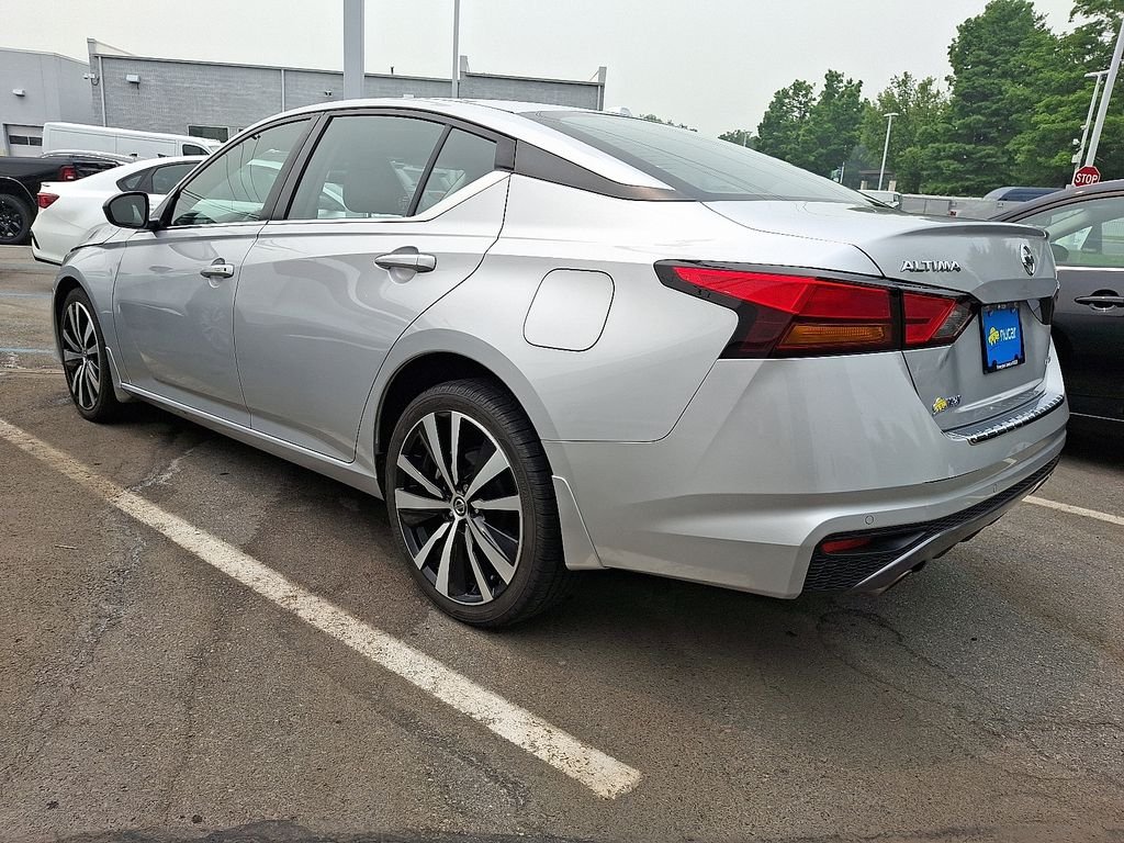 Used 2022 Silver Nissan 2.5 SR image 4