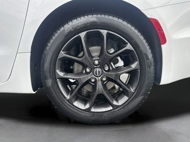 New 2026 Bright White Clear-Coat Exterior Paint Chrysler Select image 21