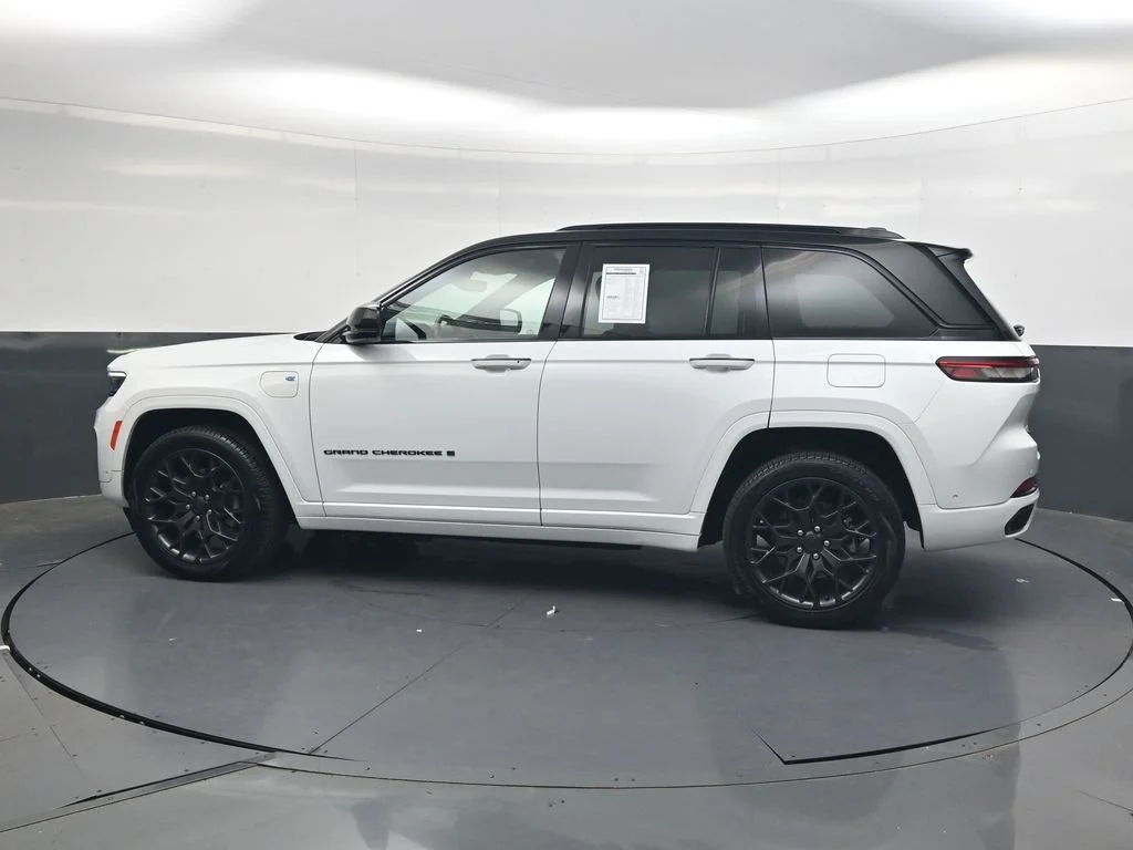 Used 2023 White Jeep Summit Reserve 4xe image 12