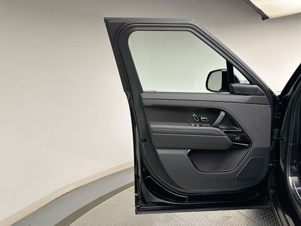 New 2027 Santorini Black Land Rover Dynamic SE image 9