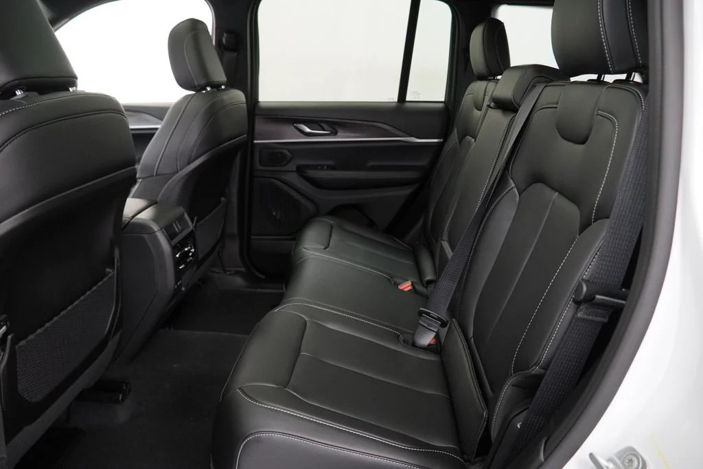 New 2027 Bright White Clear-Coat Paint Jeep Limited image 17