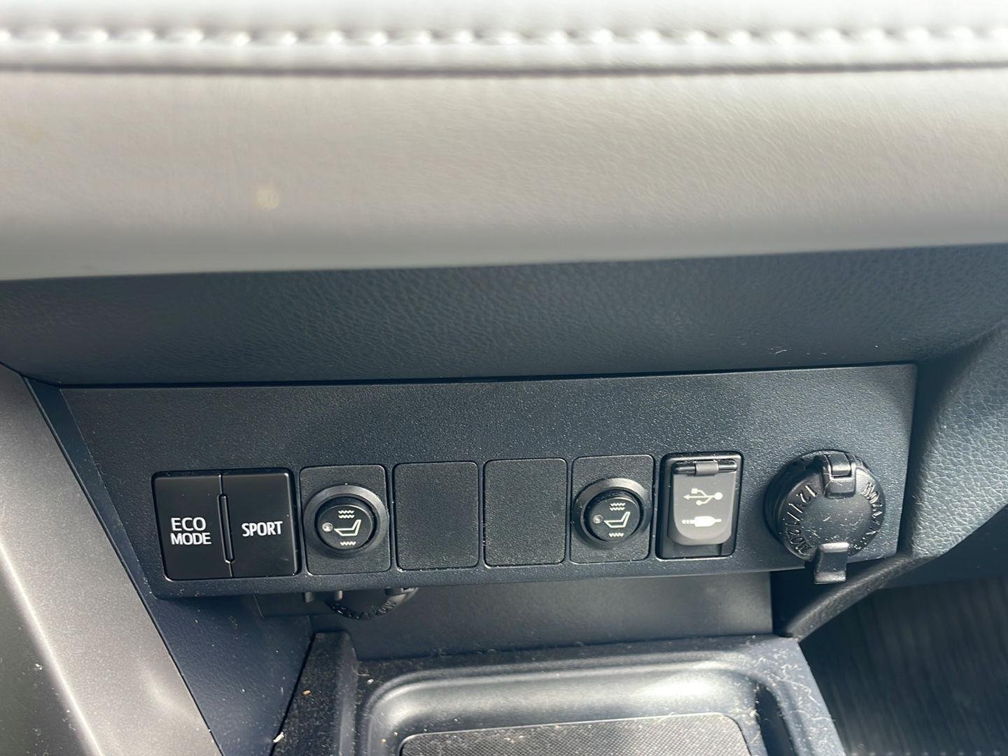 Used 2018 Galactic Aqua Mica Toyota XLE image 6