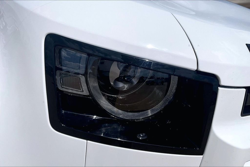 Certified Used 2025 Fuji White Land Rover X-Dynamic SE image 30