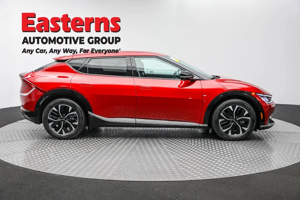 Used 2023 Red Kia Wind image 4