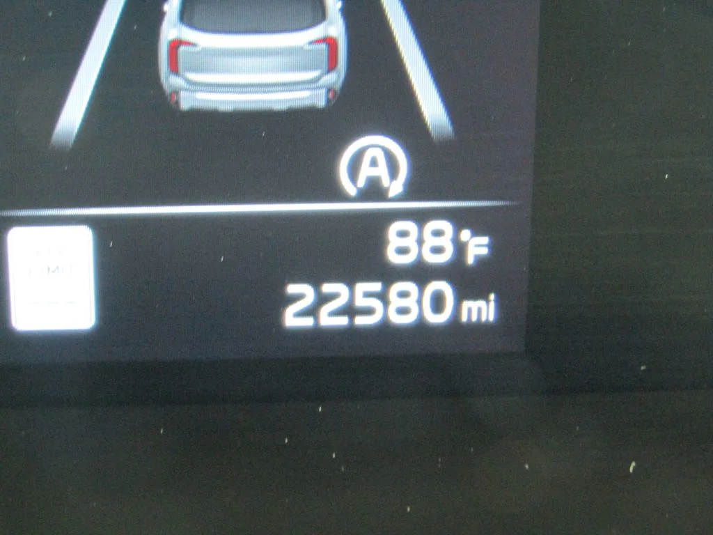 Used 2025 White Kia S image 27