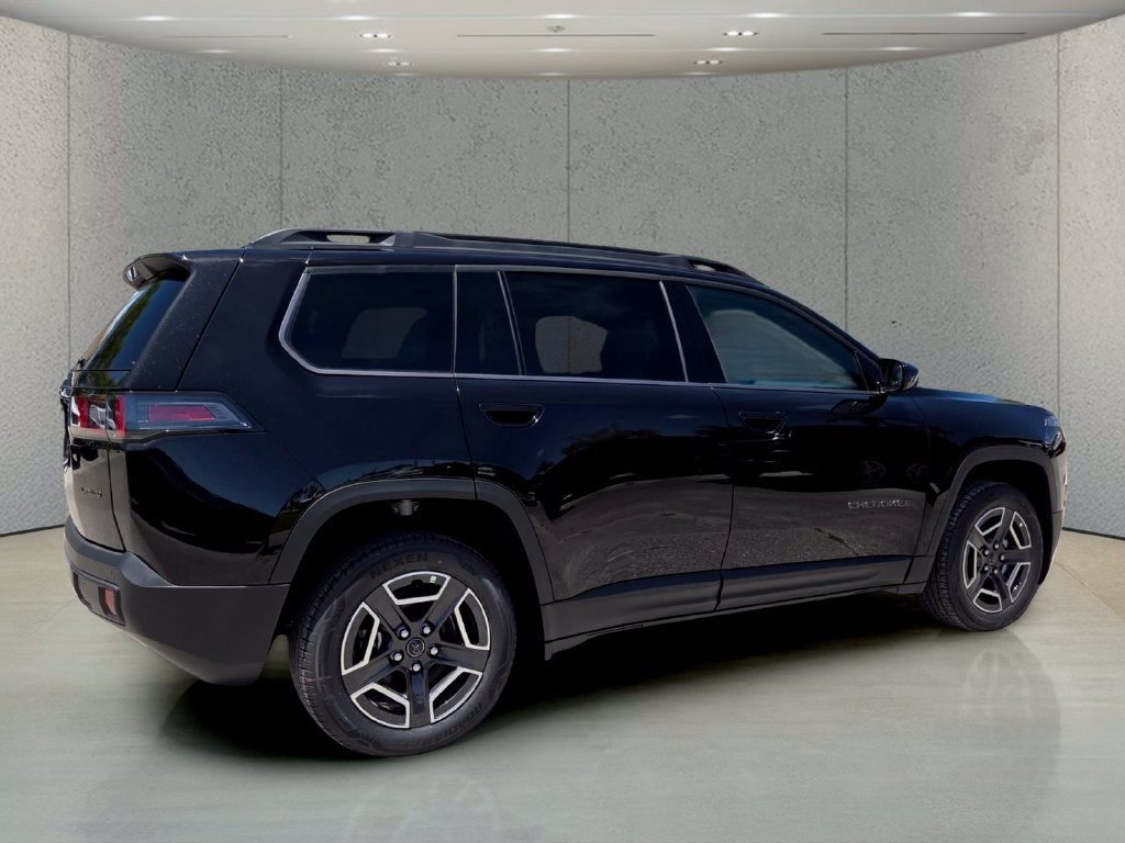 New 2026 Diamond Black Crystal Pearl-Coat Exterior Paint Jeep Laredo image 3