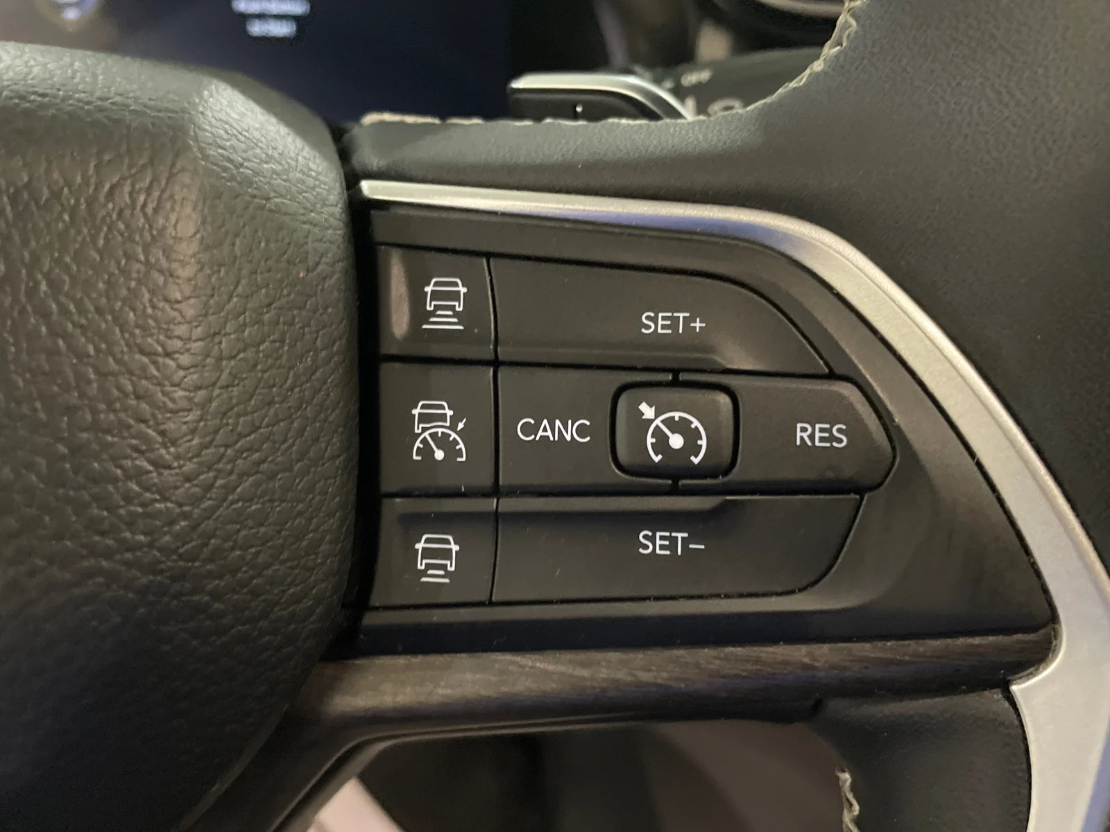Used 2023 Midnight Sky Jeep Limited image 16