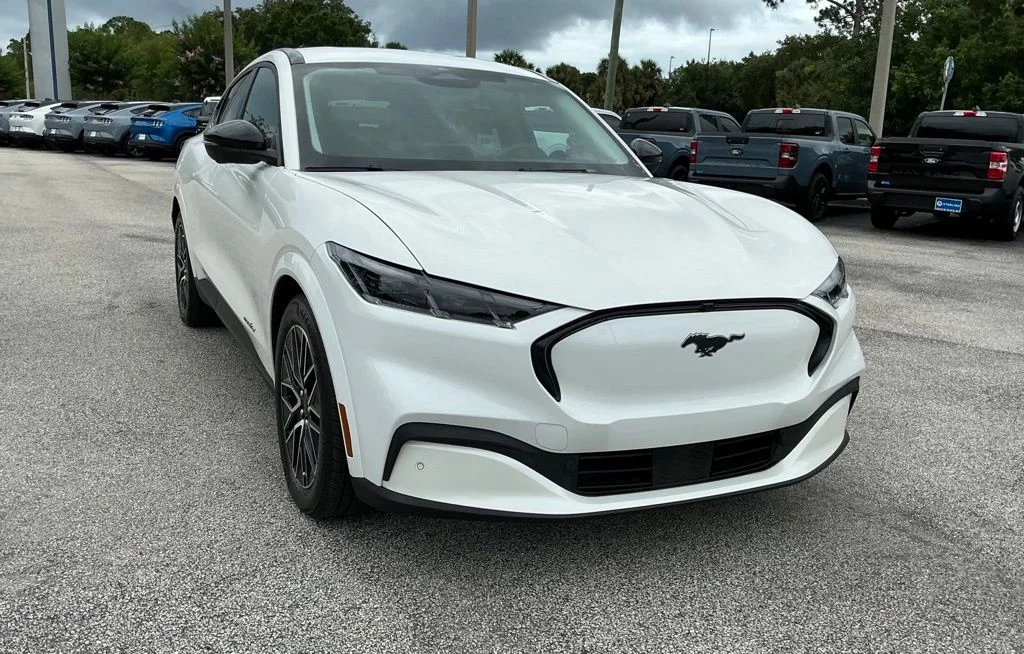 Used 2025 White Ford Premium image 22