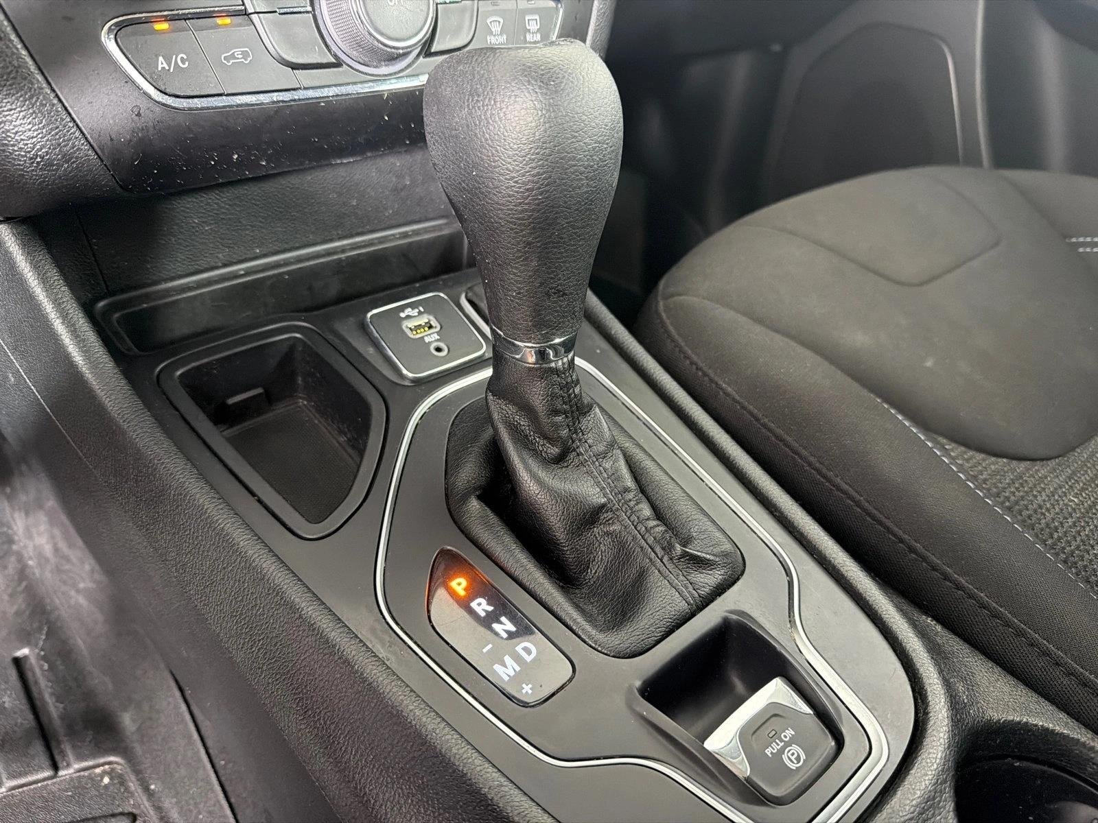 Used 2019 Bright White Clearcoat Jeep Latitude image 30