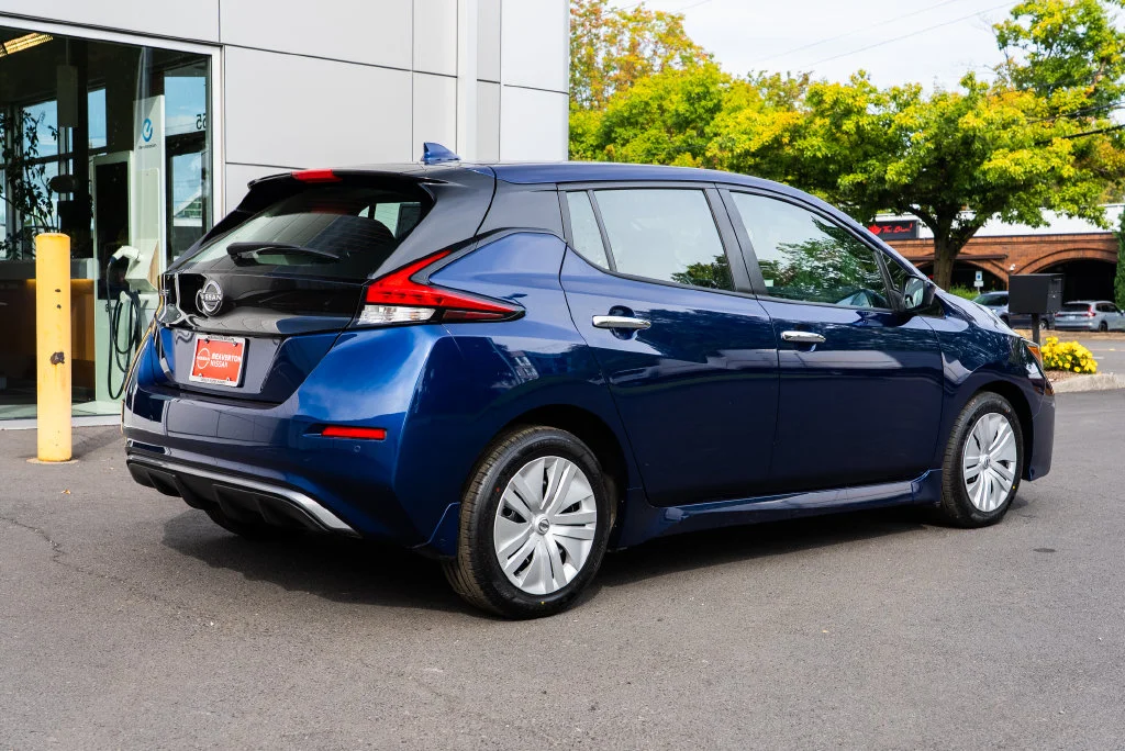 Used 2025 Blue Nissan S image 6