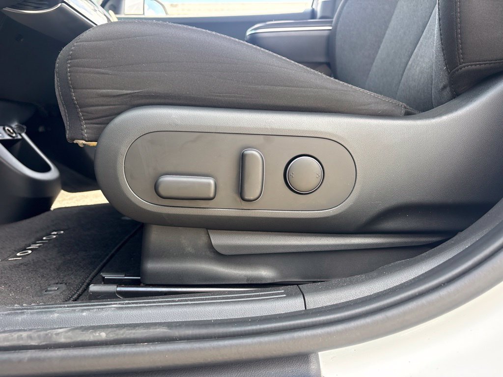 Used 2024 White Hyundai SEL image 10