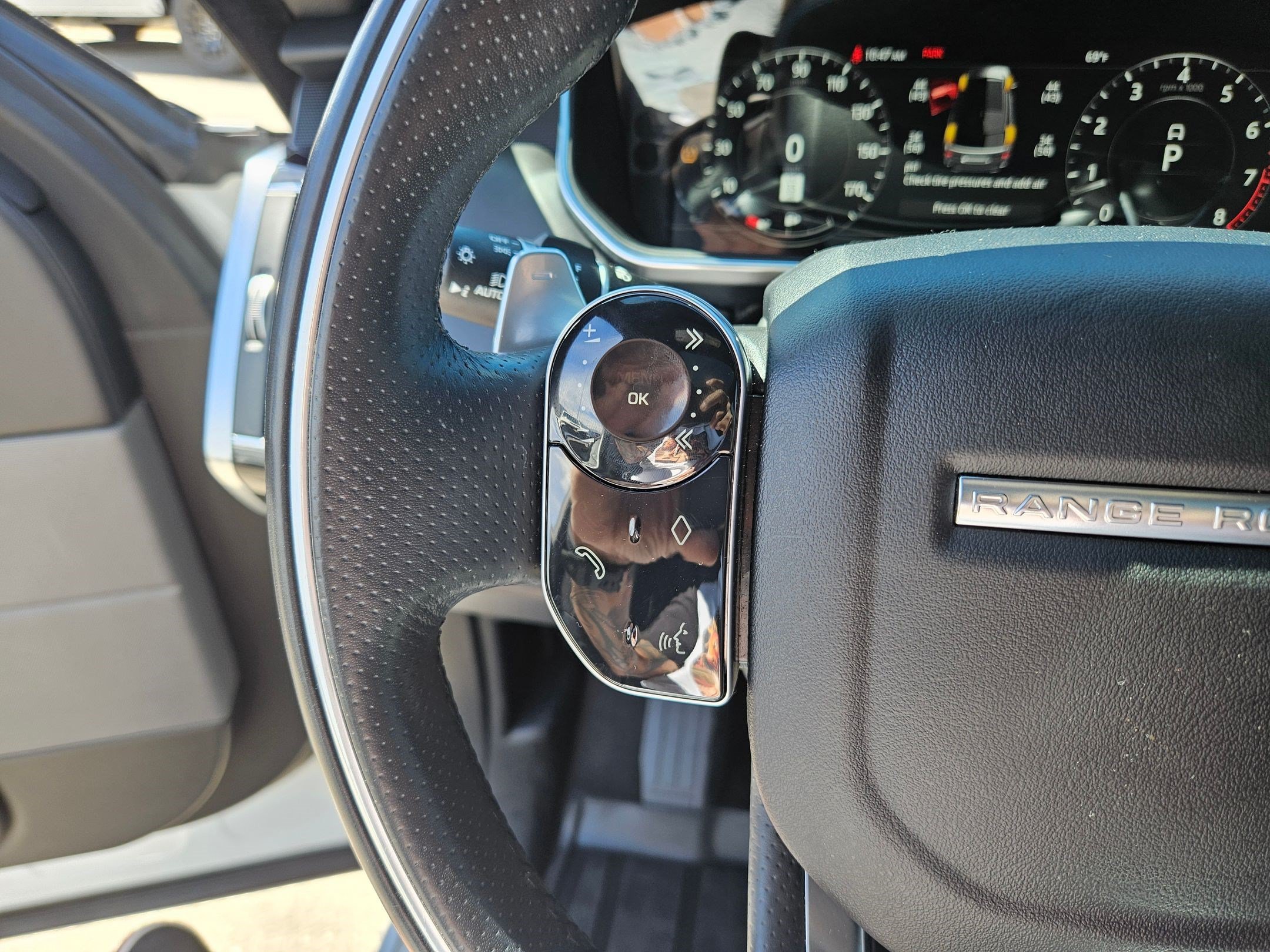 Used 2022 White Land Rover HSE Dynamic image 17