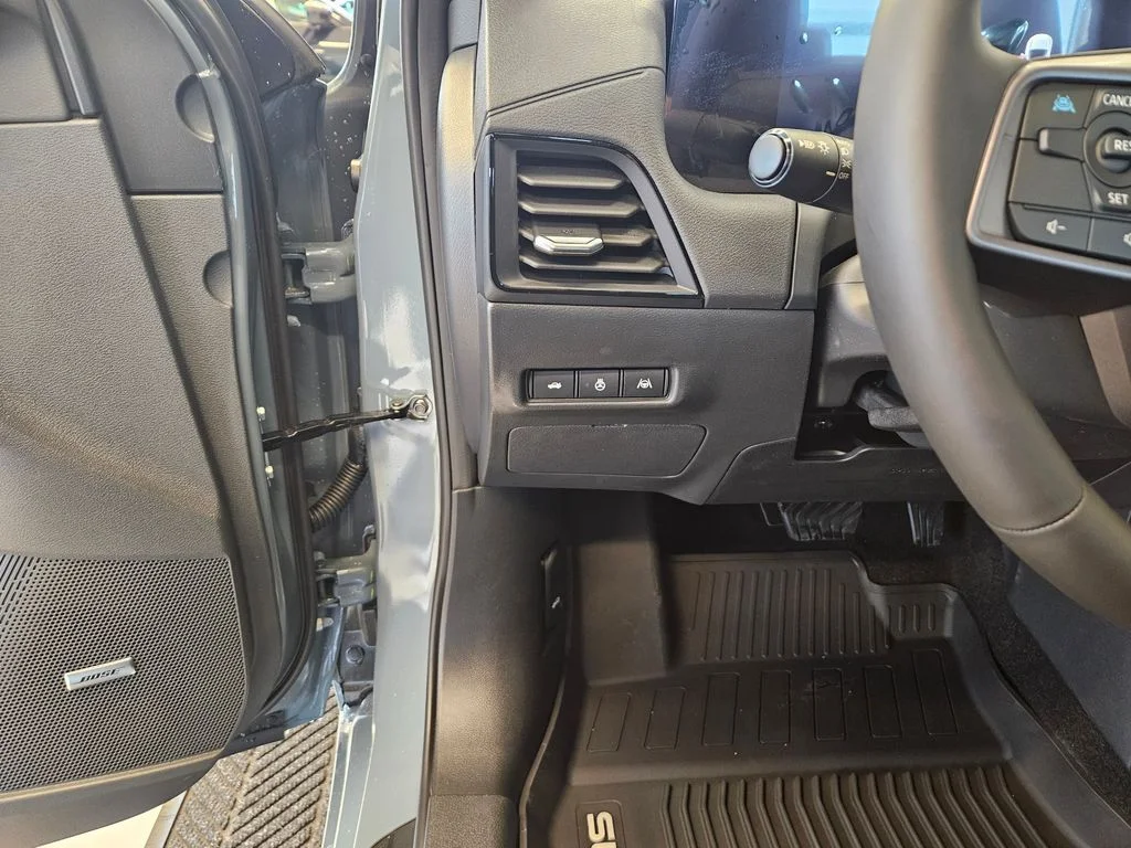 New 2026 Atlantic Gray Metallic / Super Black Two-tone Nissan SR image 16