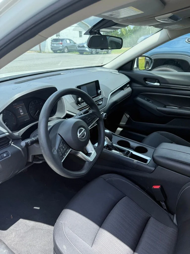 Used 2022 White Nissan 2.5 S image 9