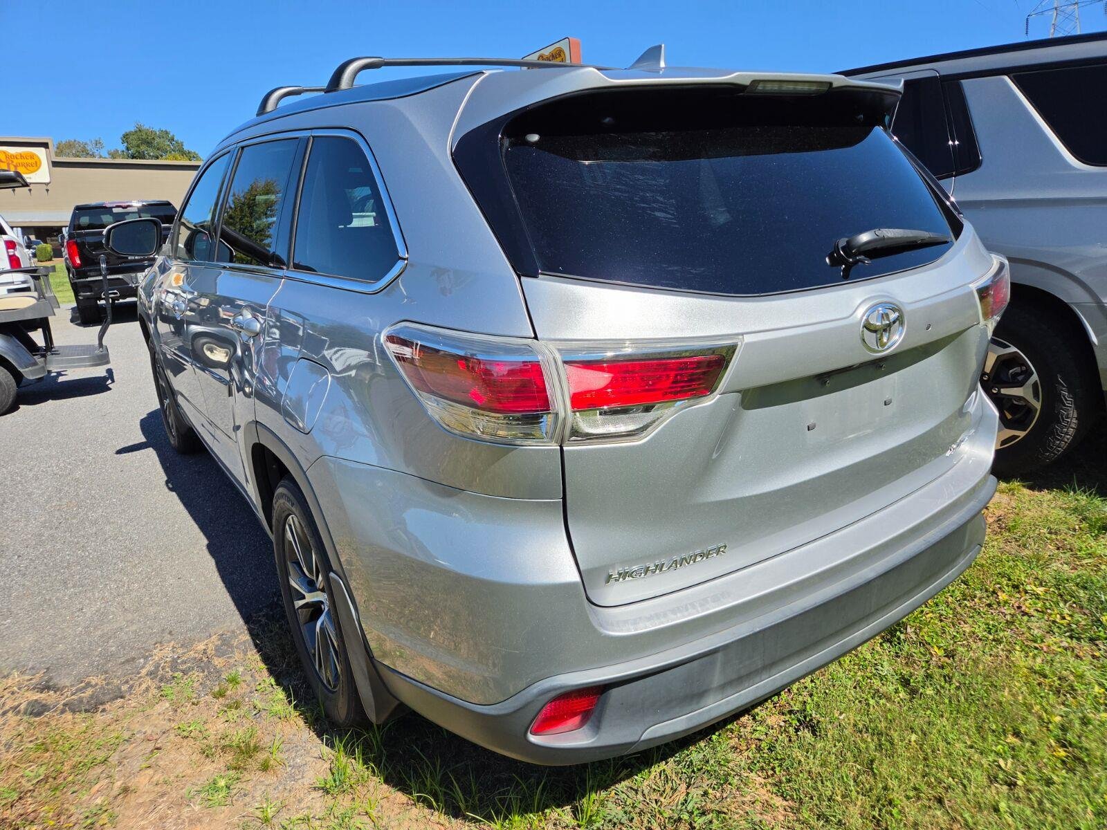 Used 2016 Silver Toyota XLE image 7