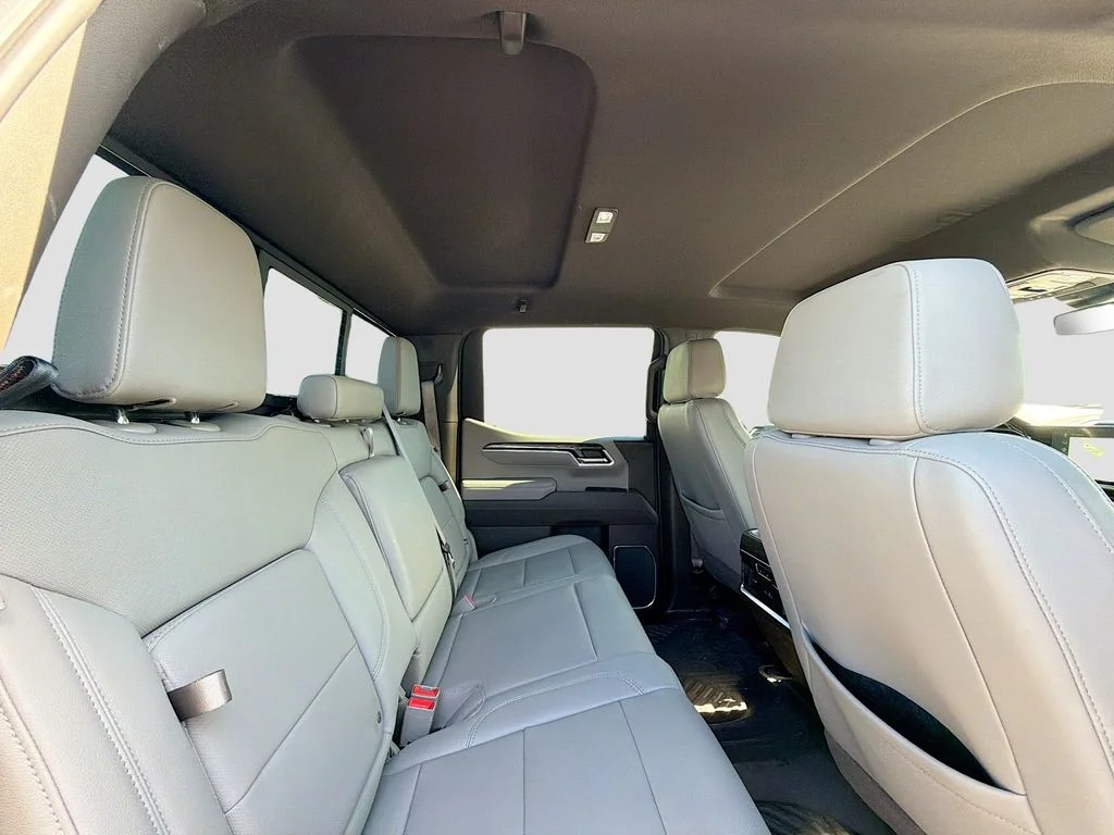 Used 2025 White Chevrolet LTZ image 31