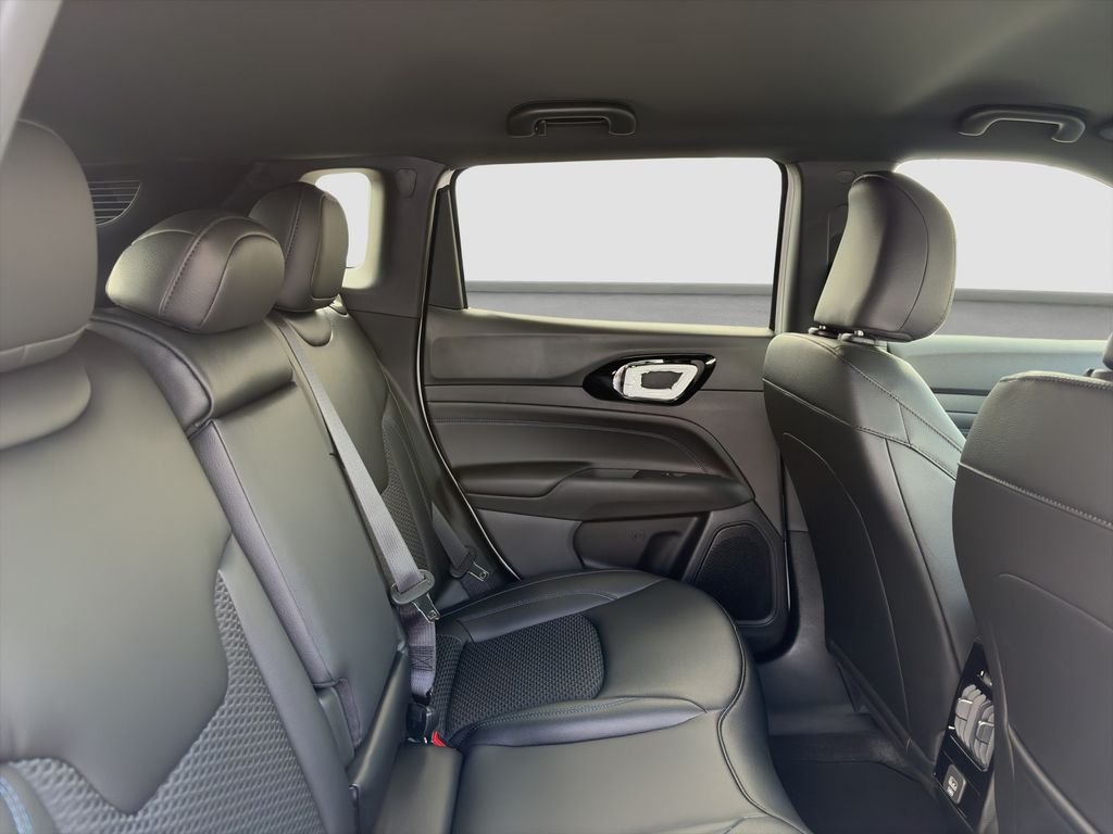 New 2026 Bright White Clearcoat Jeep Latitude image 15