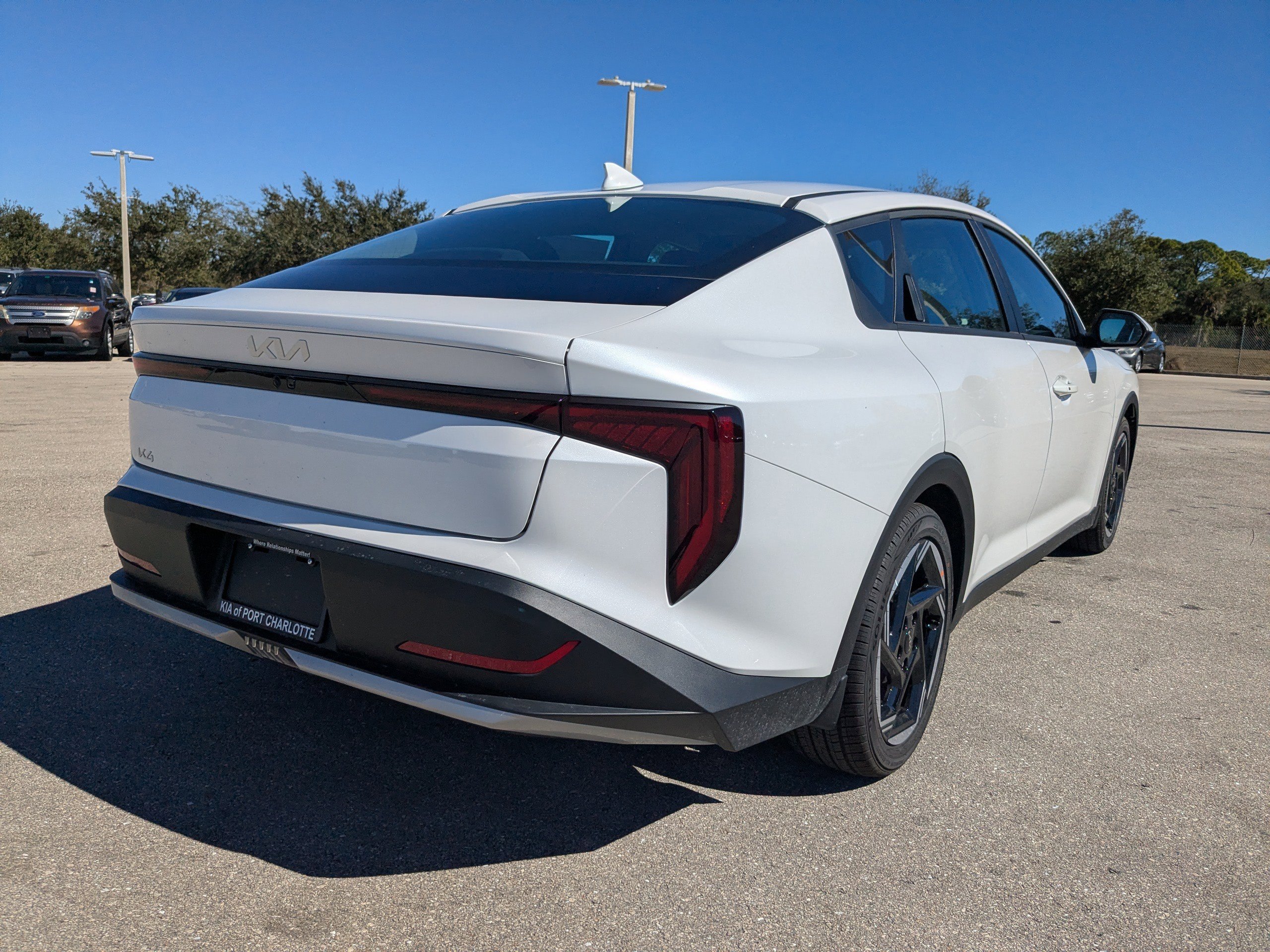 New 2025 Snow White Pearl Kia EX image 5