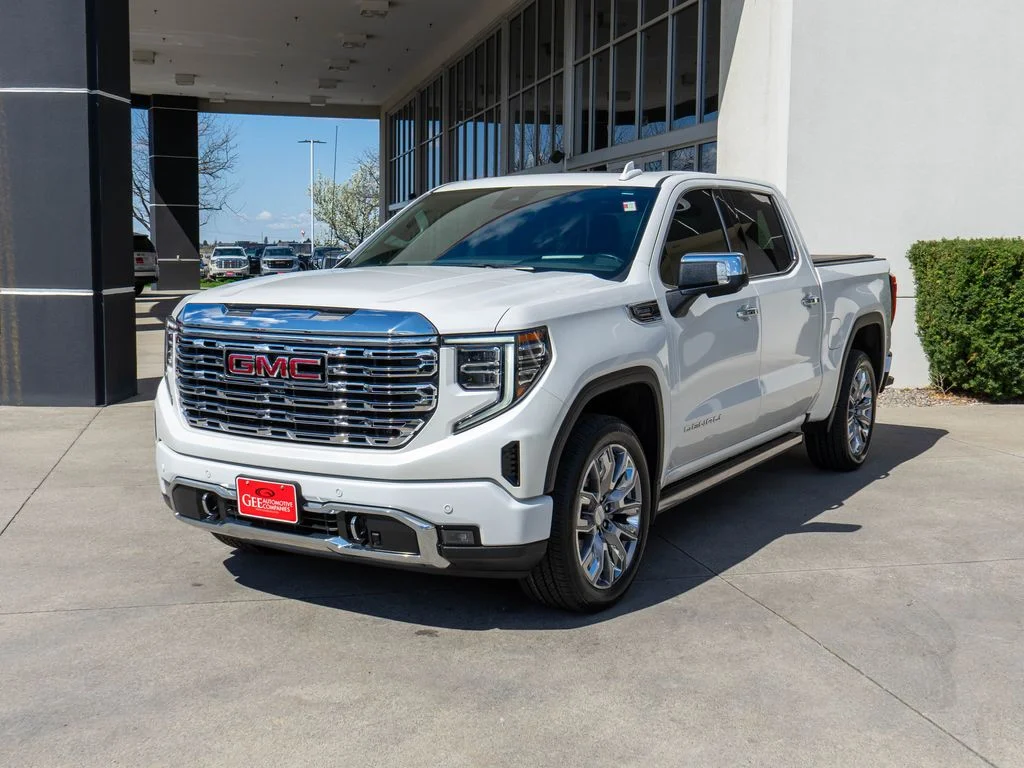 Used 2024 White GMC Denali image 3