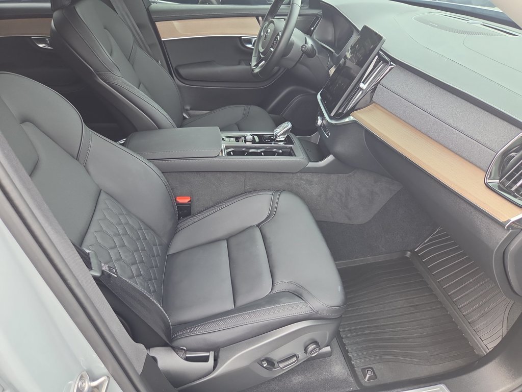 Used 2025  Volvo Plus image 27