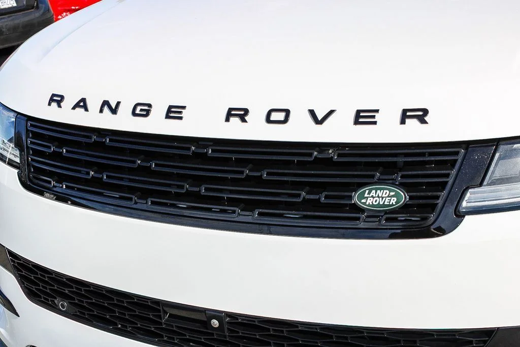 Used 2025  Land Rover SE image 6