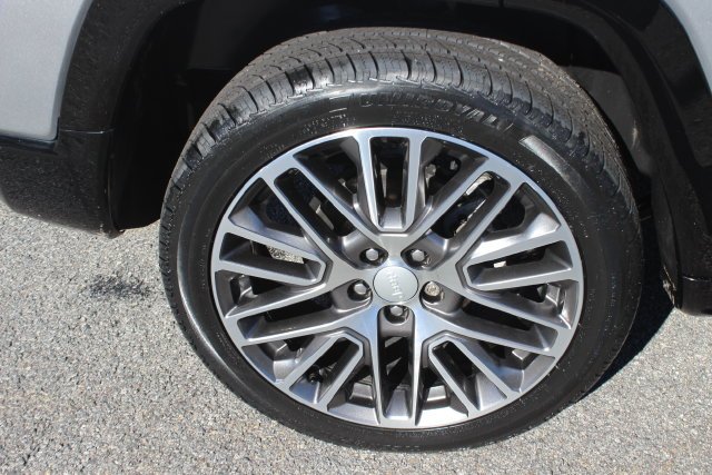 Used 2023 Silver Jeep Limited image 39