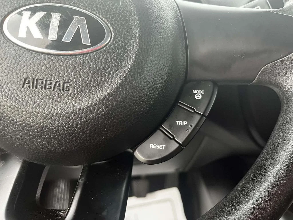 Used 2018 White Kia Base image 9