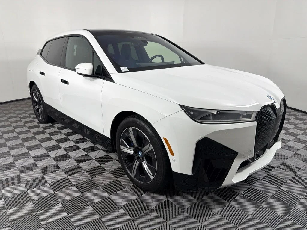 Used 2024 White BMW M60 image 3