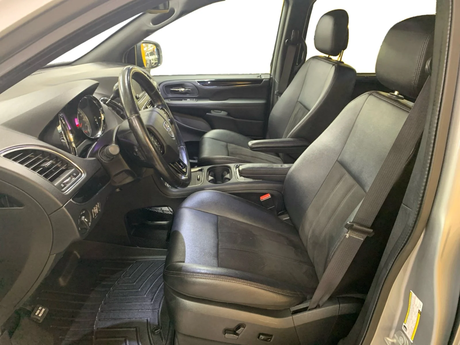 Used 2019 Silver Dodge 35th Anniversary image 10