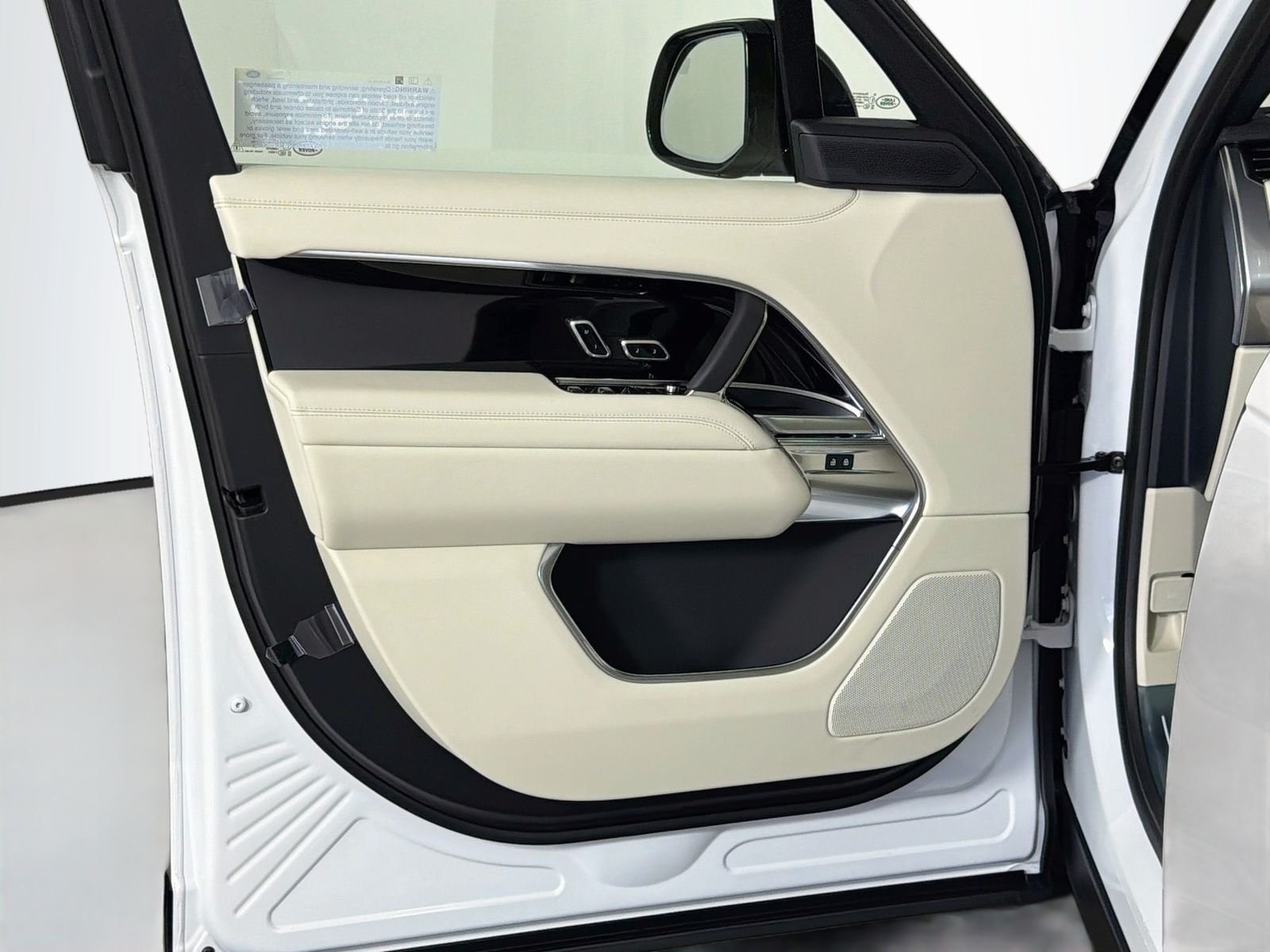 New 2026 Ostuni Pearl White Land Rover SE image 21
