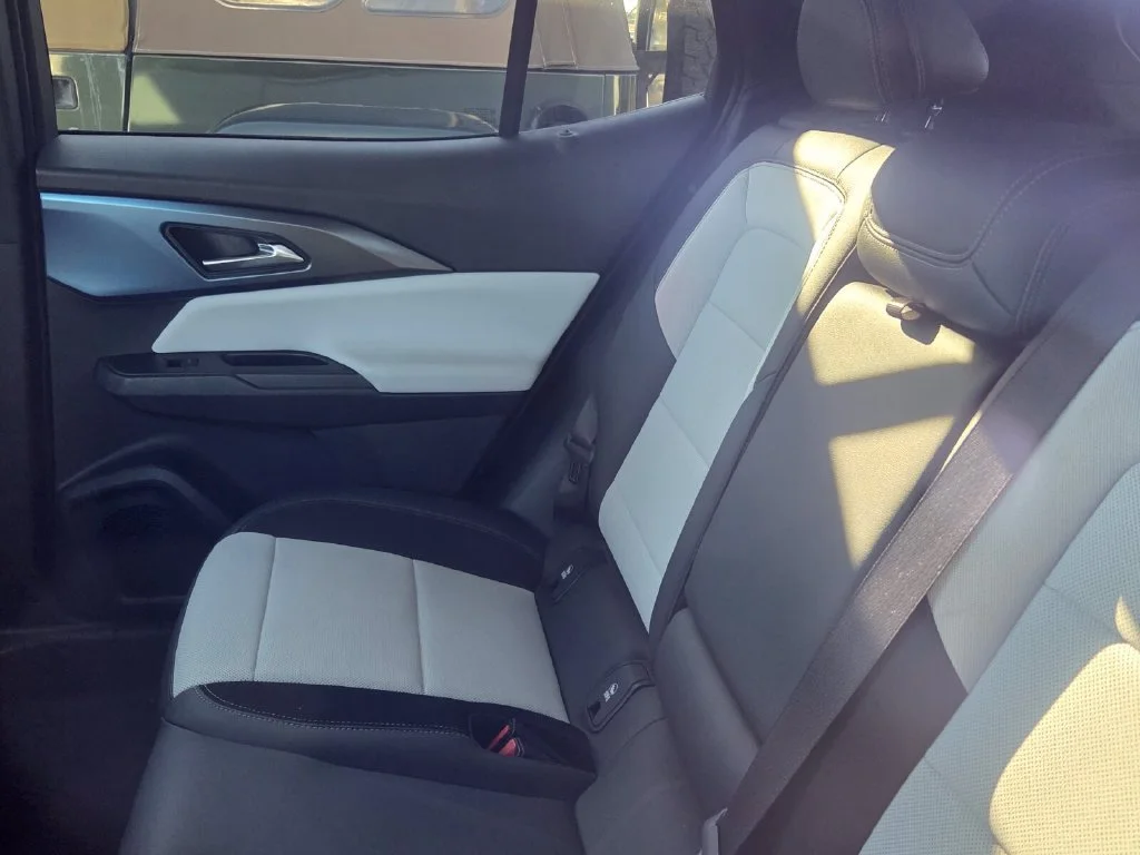 Used 2025 Summit White Chevrolet LT image 10