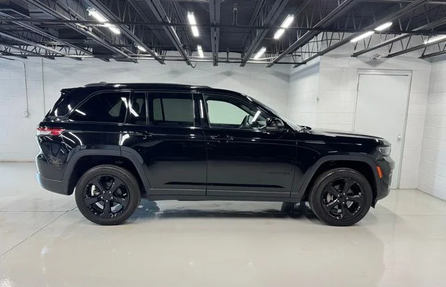 Used 2023 Black Jeep Altitude X image 5
