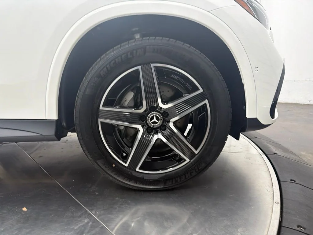 New 2027 White Mercedes-Benz GLC 300 image 9