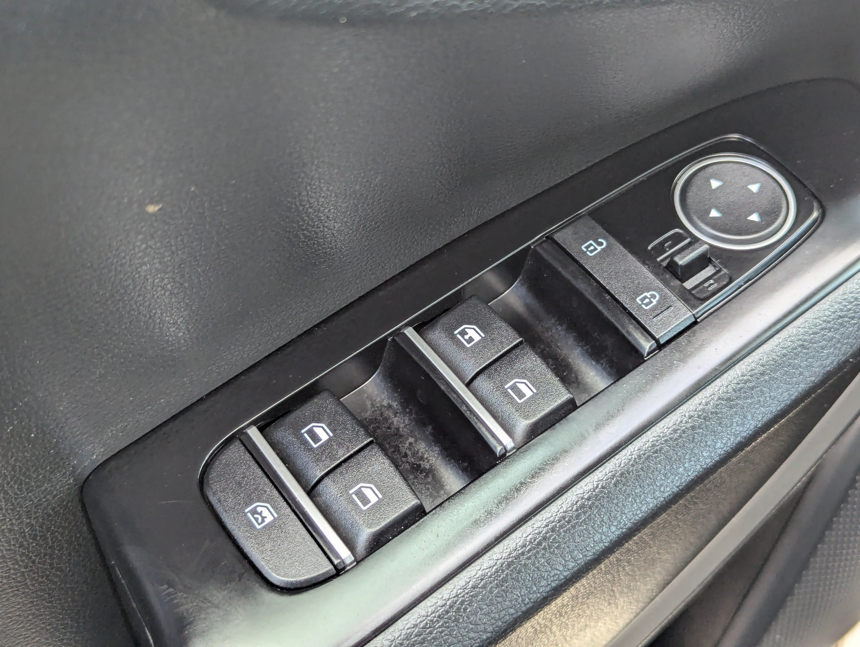 Used 2024 Snow White Pearl Kia LX image 25