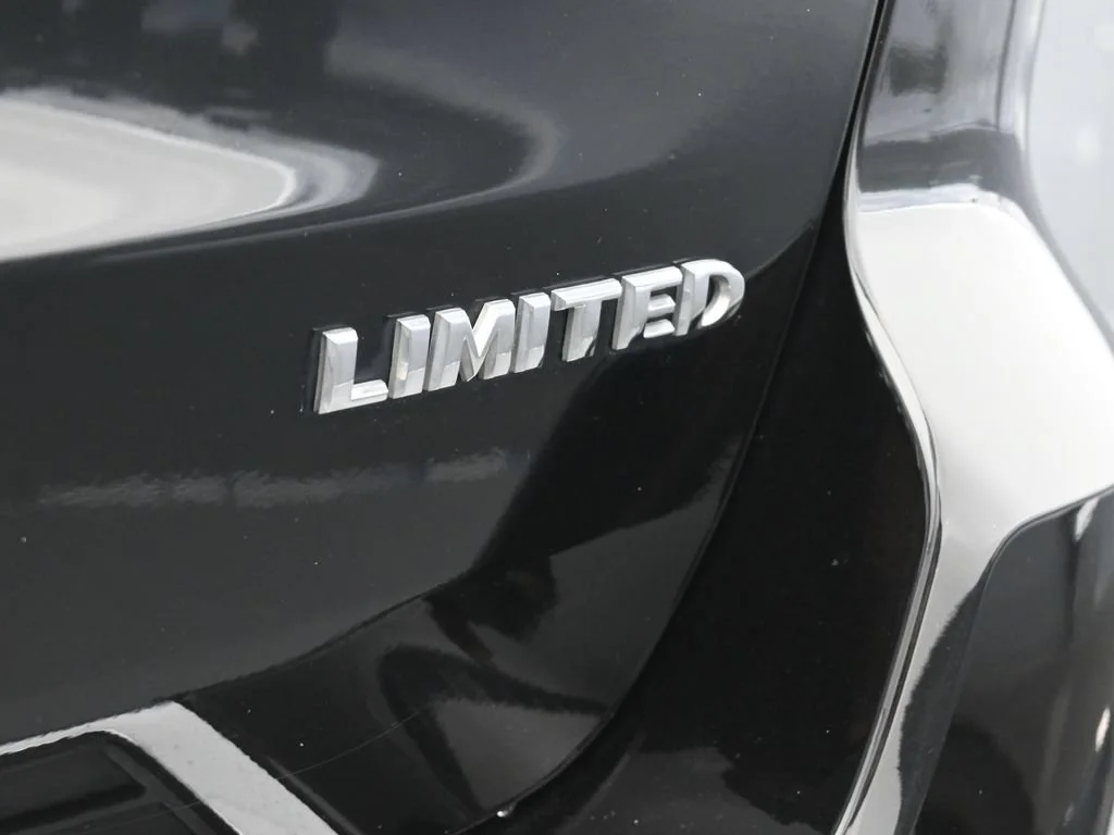 Used 2017 Diamond Black Crystal Pearlcoat Jeep Limited image 35