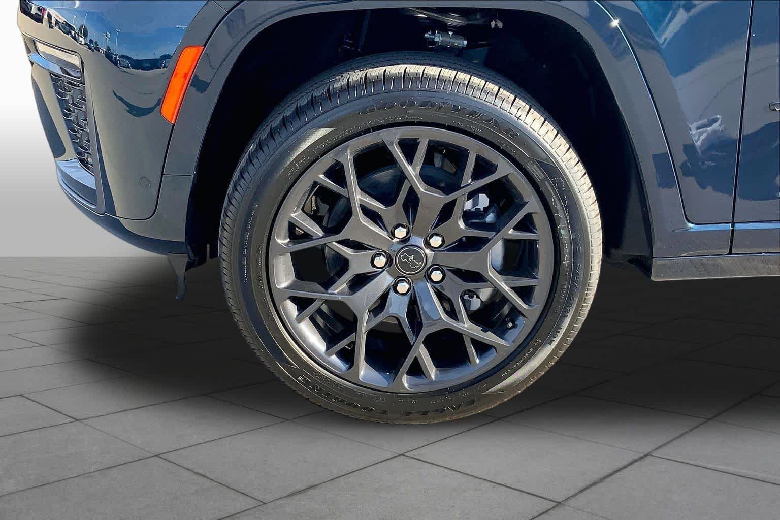 New 2027 Fathom Blue Pearl-Coat Paint Jeep Summit image 11