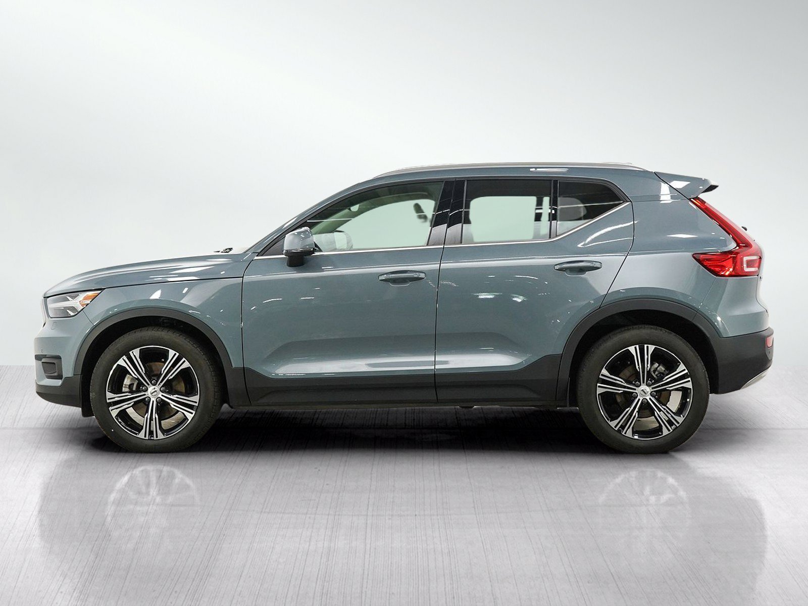 Used 2021 Volvo XC40 Inscription with VIN YV4162UL1M2528897 for sale in Burnsville, Minnesota